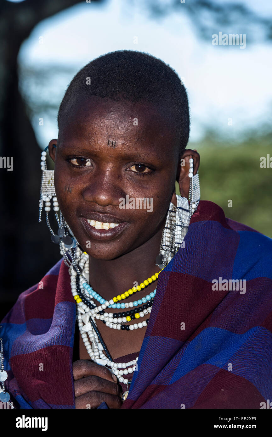 Eine junge Massai-Frau im Ohrläppchen Ohrringe und Halskette Schmuck geschmückt. Stockfoto