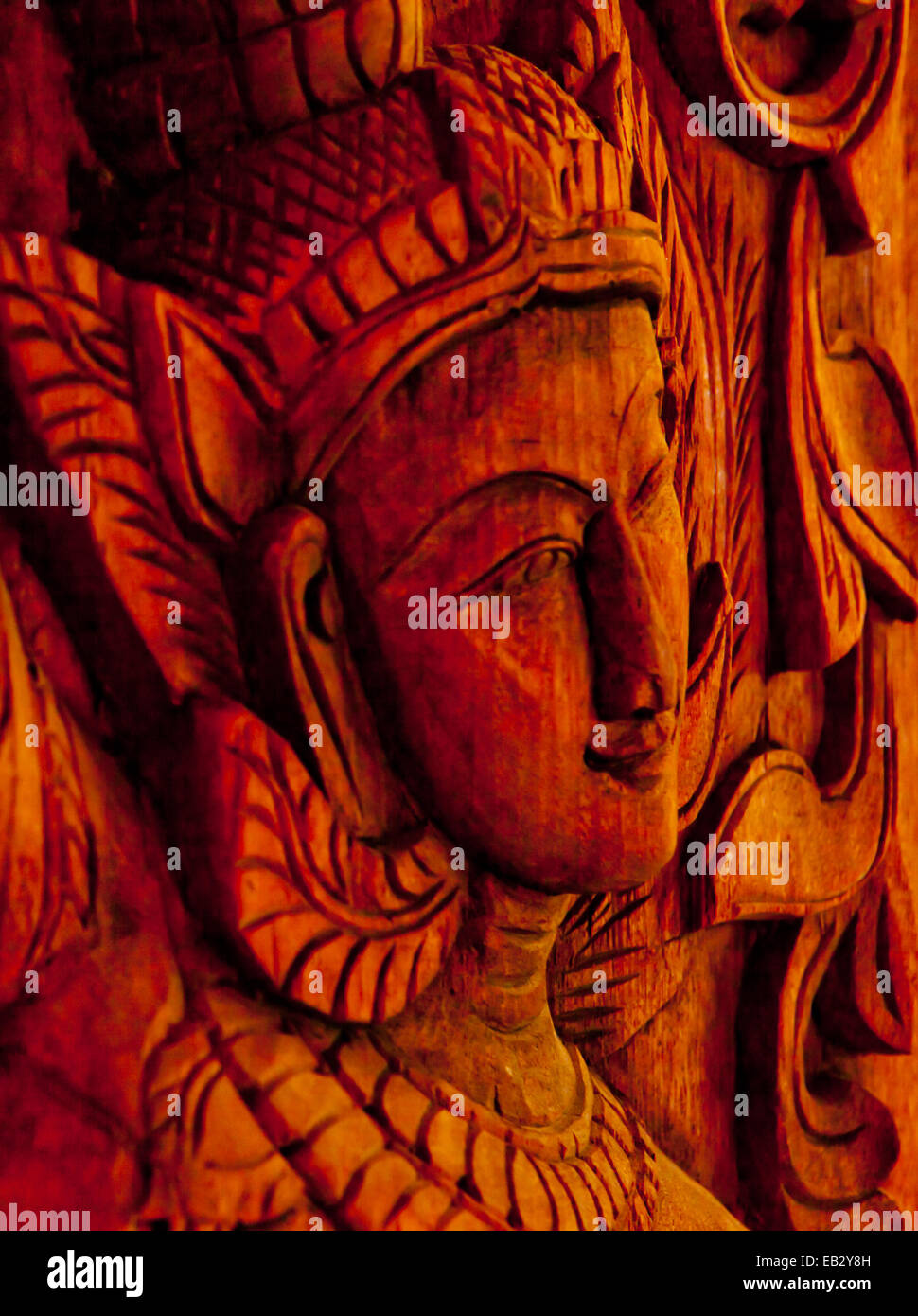 Aus Holz schnitzen Kunst im Tempel Thai-Stil Stockfoto