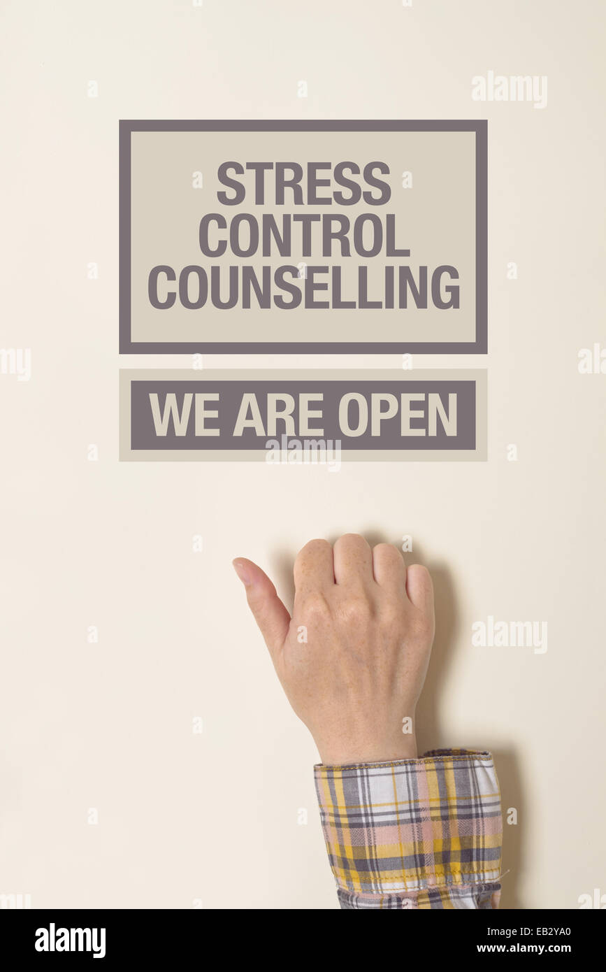 Weibliche Hand klopft an Stress Cotrol Beratung Tür, Konzeptbild Stockfoto