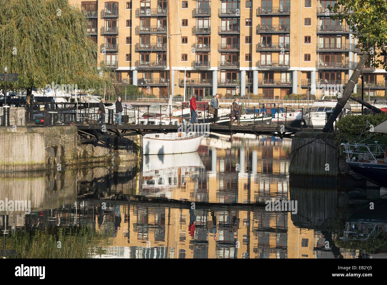 St. Katharine Docks, London, UK. 24. November 2014. Einem sonnigen aber kalten Winterlandschaft am St. Katharine Docks in London Credit: Lee Thomas/Alamy Live News Stockfoto