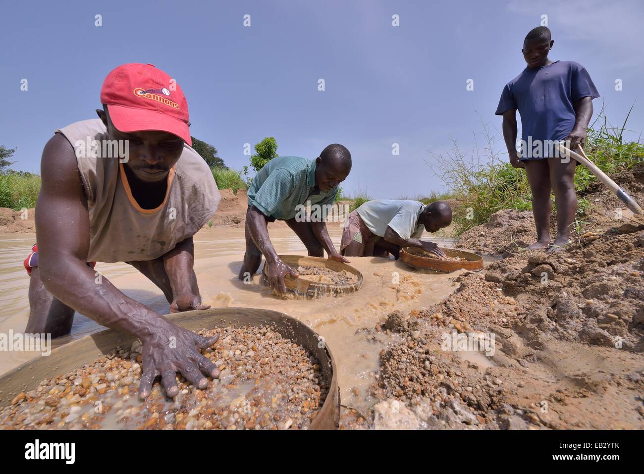 Diamant-Jäger auf der Suche nach Diamanten in einem Bergwerk mit Siebe und Schaufeln, in der Nähe von Koidu, Koidu-Sefadu, Kono District Stockfoto