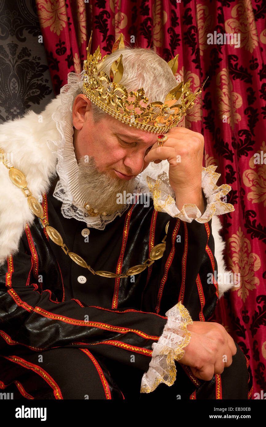 Nachdenklich und besorgt König auf seinem Thron sitzen Stockfoto