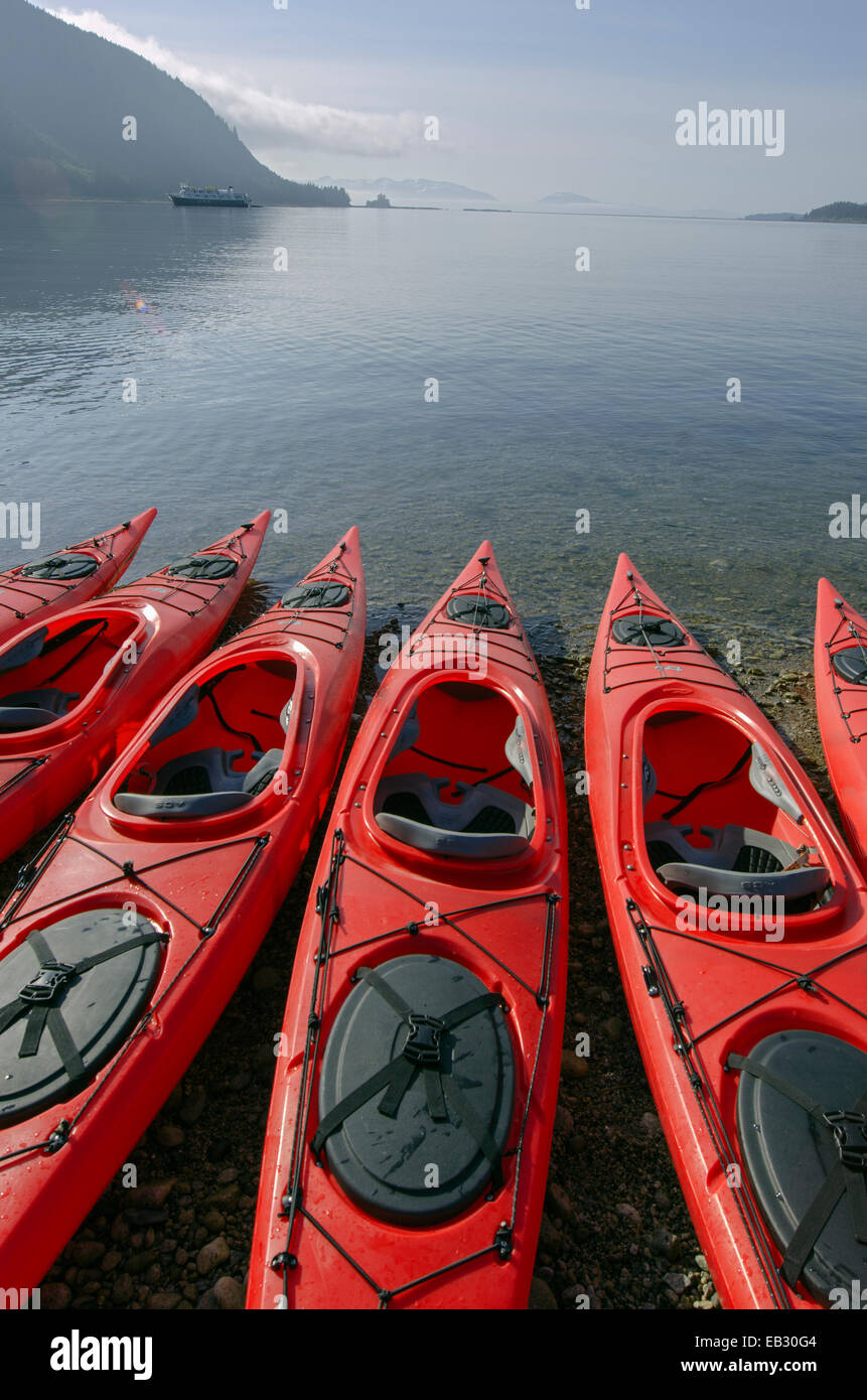 Roten Kajaks am Ufer im Hafen von Florenz auf Chichagof Island im Südosten Alaskas. Stockfoto