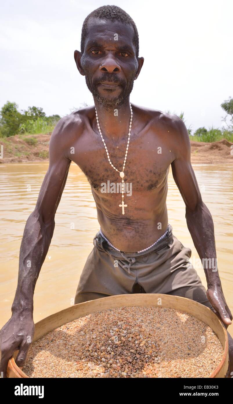 Diamant-Jäger auf der Suche nach Diamanten mit einem Sieb, in der Nähe von  Koidu, Koidu-Sefadu, Kono District, Eastern Province, Sierra Leone  Stockfotografie - Alamy