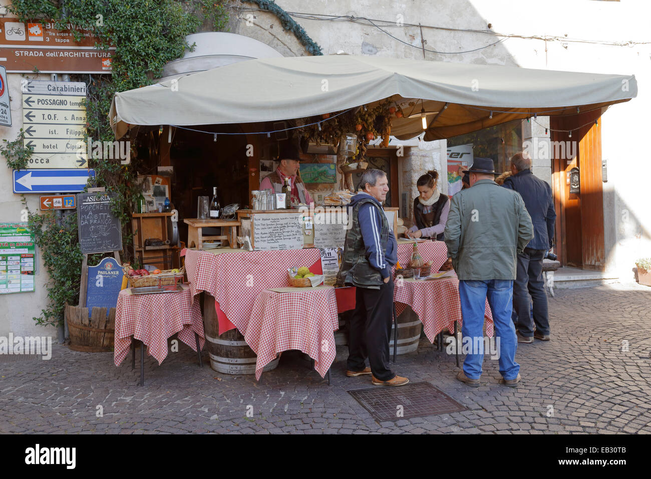 Menschen trinken außerhalb der Corte del Re Restaurant, Asolo, Italien, Region Venetien. Stockfoto