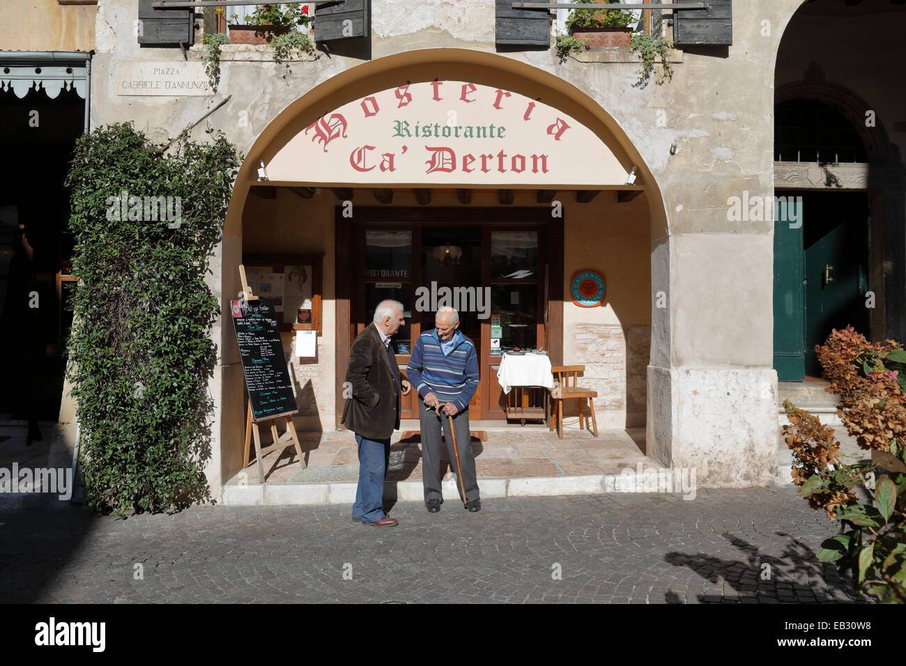 Zwei ältere Männer vor einem Restaurant in Asolo, Italien, Region Venetien. Stockfoto