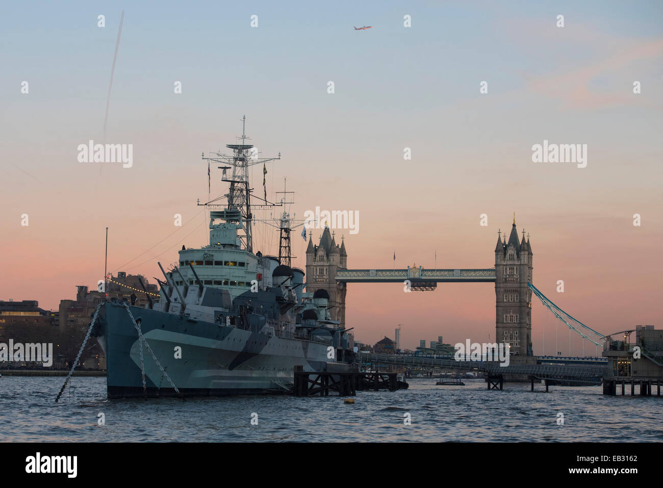 Zentral-London, UK. 24. November 2014. Der letzte Blush Pink erscheint in den Londoner Himmel wie ein hell, aber kalten Wintertag zu einem Ende kommt. Im Bild: HMS Belfast umrahmt von den letzten von der Wintersonne. Bildnachweis: Lee Thomas/Alamy Live-Nachrichten Stockfoto