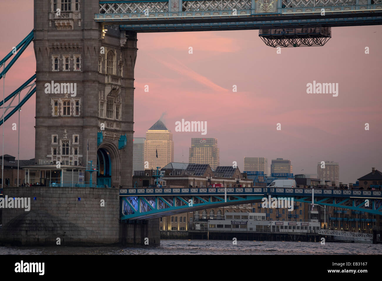 Zentral-London, UK. 24. November 2014. Der letzte Blush Pink erscheint in den Londoner Himmel wie ein hell, aber kalten Wintertag zu einem Ende kommt. Im Bild: Canary Wharf glitzert in der Sonne am Tag mit Tower Bridge im Vordergrund. Bildnachweis: Lee Thomas/Alamy Live-Nachrichten Stockfoto