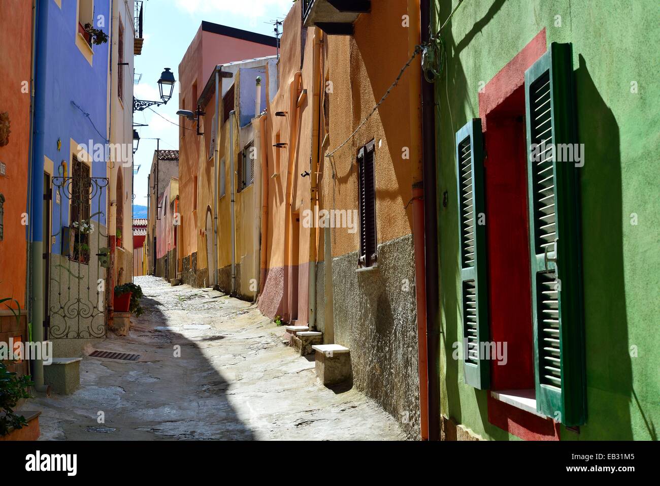 Bunte Häuser in einer schmalen Gasse der Altstadt, Bosa, Provinz Oristano, Sardinien, Italien Stockfoto