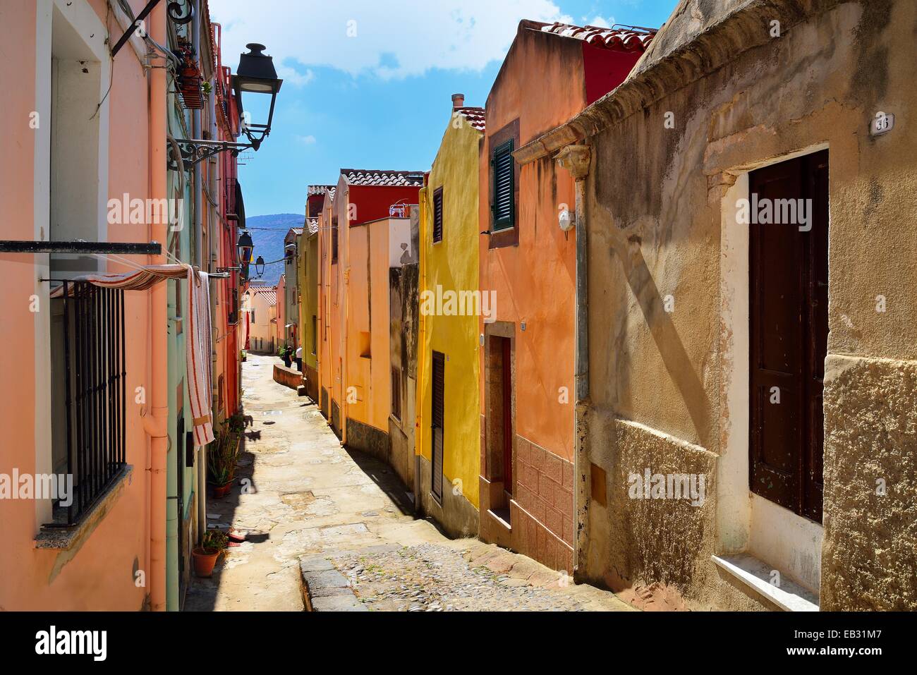Bunte Häuser in einer schmalen Gasse der Altstadt, Bosa, Provinz Oristano, Sardinien, Italien Stockfoto