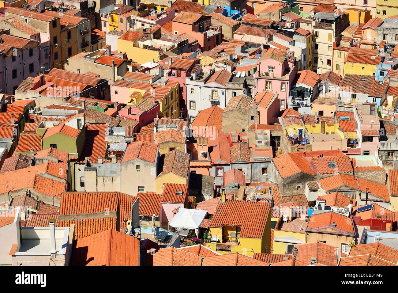 Mit Blick auf die Ziegeldächer des historischen Zentrums, Bosa, Provinz Oristano, Sardinien, Italien Stockfoto