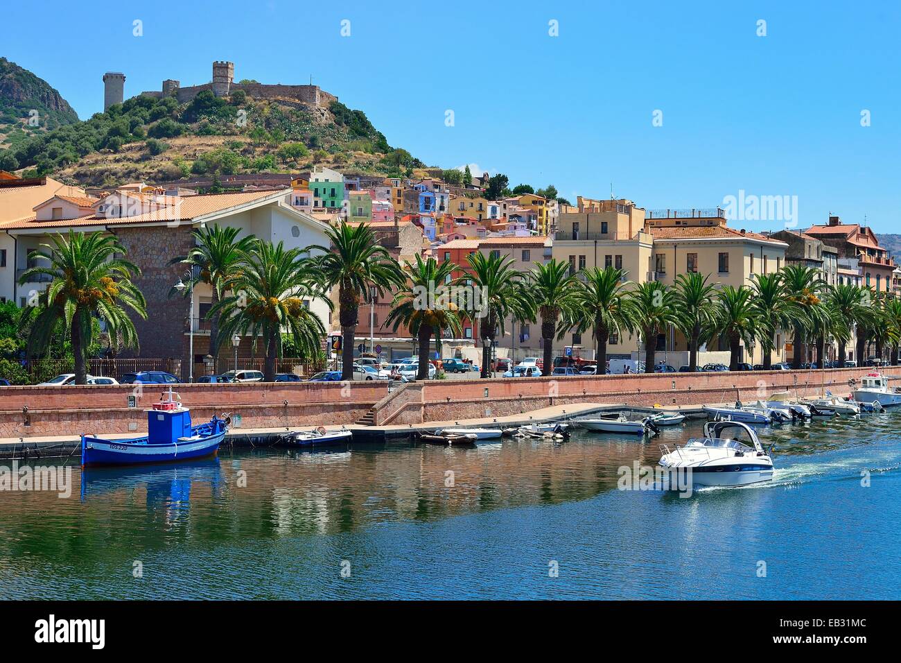 Blick vom Fluss Temo auf die Altstadt und die Burgruine Malaspina, Bosa, Provinz Oristano, Sardinien, Italien Stockfoto