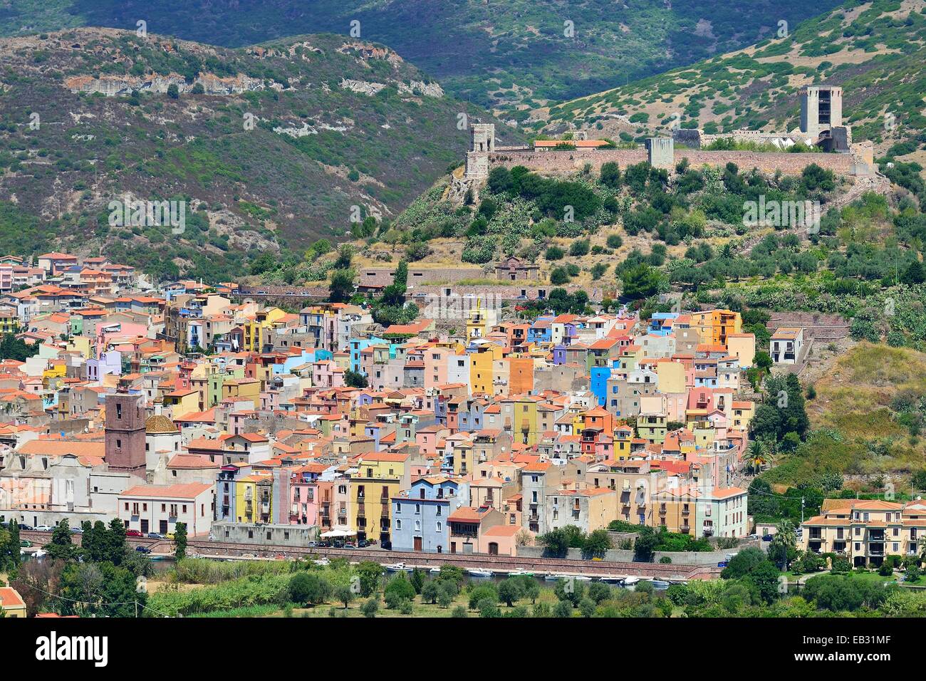 Der zerstörten Burg Malaspina dominiert die Altstadt, Bosa, Provinz Oristano, Sardinien, Italien Stockfoto