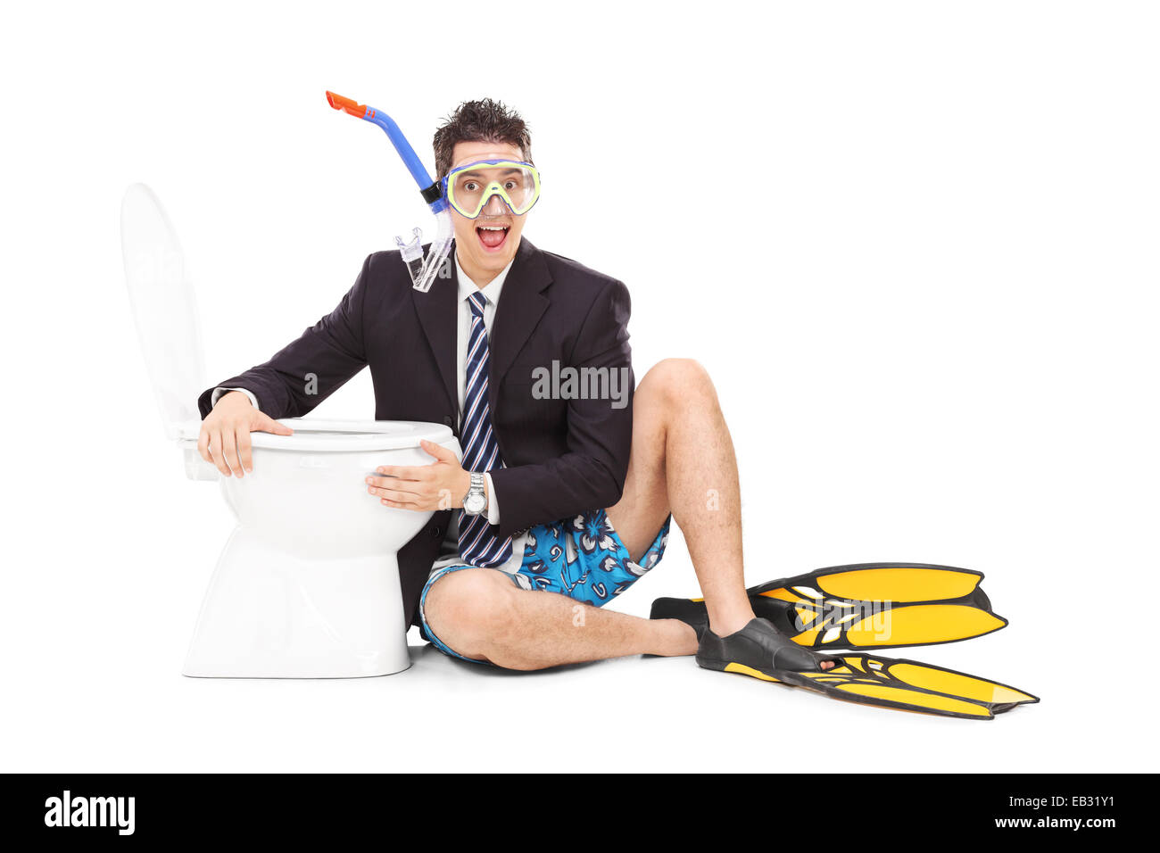 Mann mit Anzug und Schnorchel sitzen durch eine Toilette isoliert auf weißem Hintergrund Stockfoto