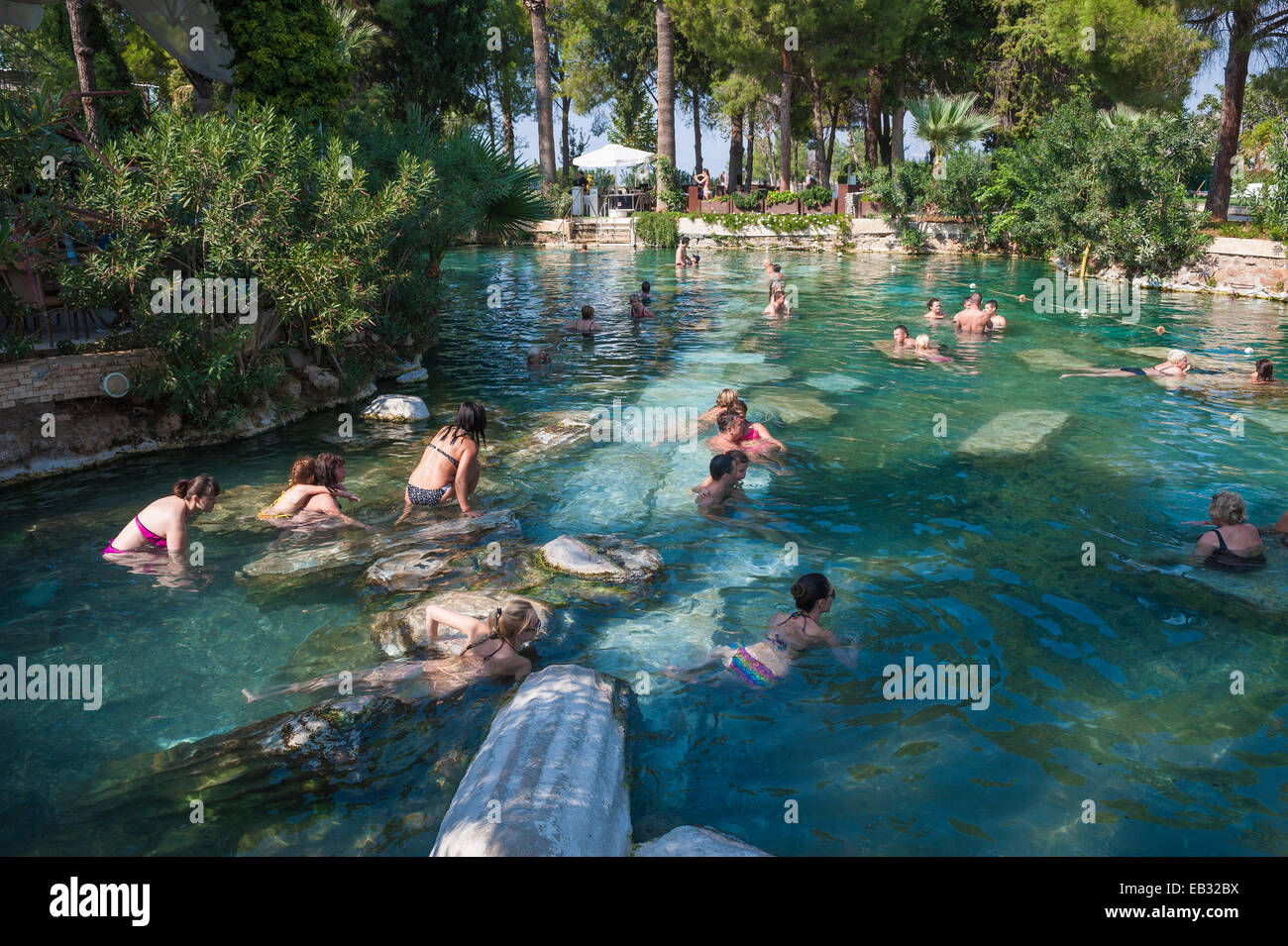 Badende im alten Bad, Travertin-Terrassen von Pamukkale, UNESCO-Weltkulturerbe, Provinz Denizli, Türkei Stockfoto