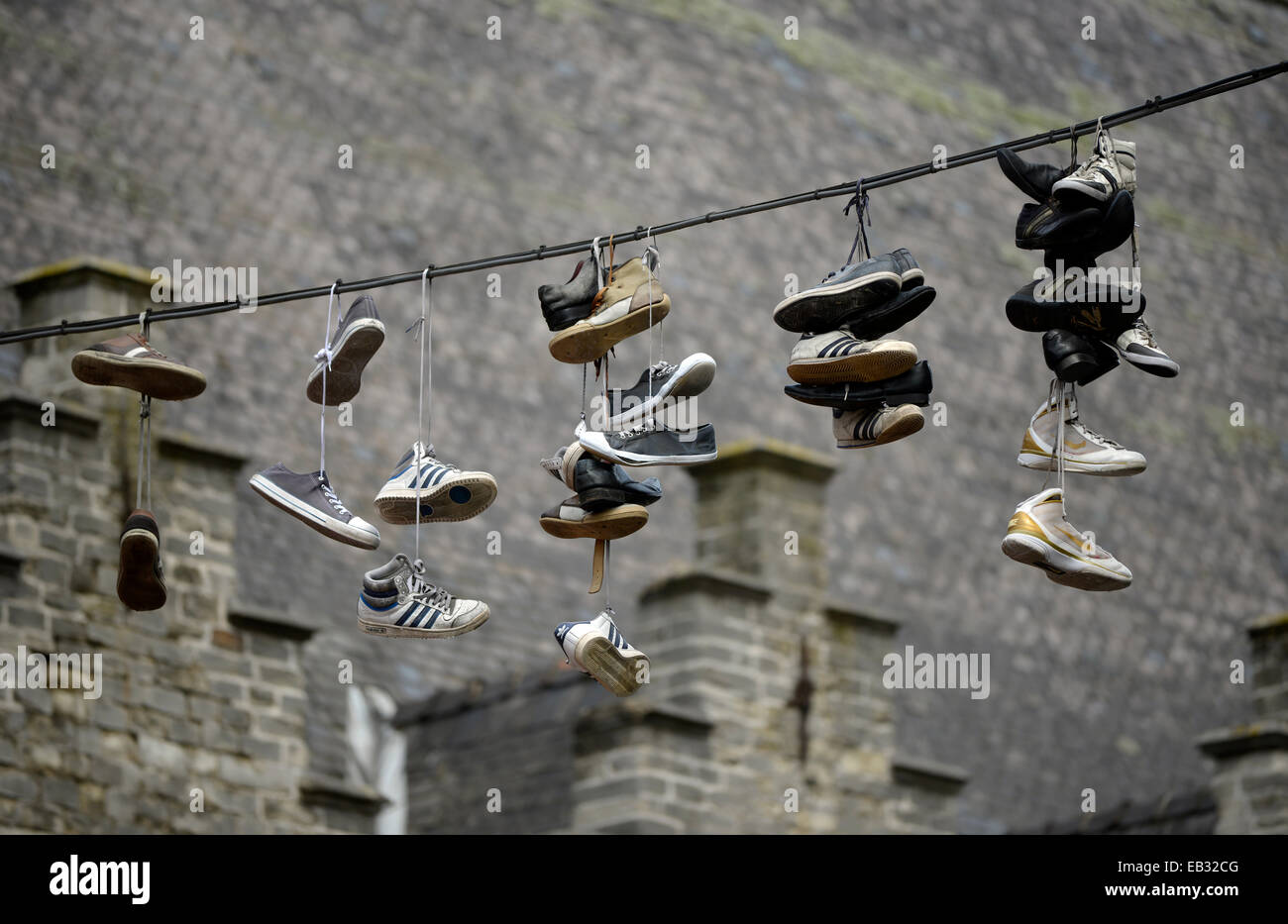 Schuhe hängen an einem Seil zwischen Tavernen, Symbol für Bilks, Gent, flämische Region, Belgien Stockfoto