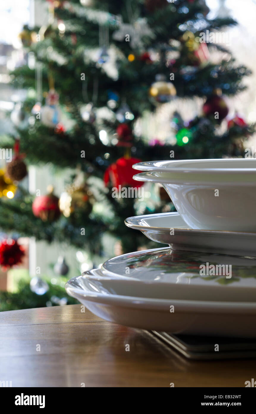 Weihnachtsbaum mit einem Stack von Speisen auf dem Tisch Stockfoto