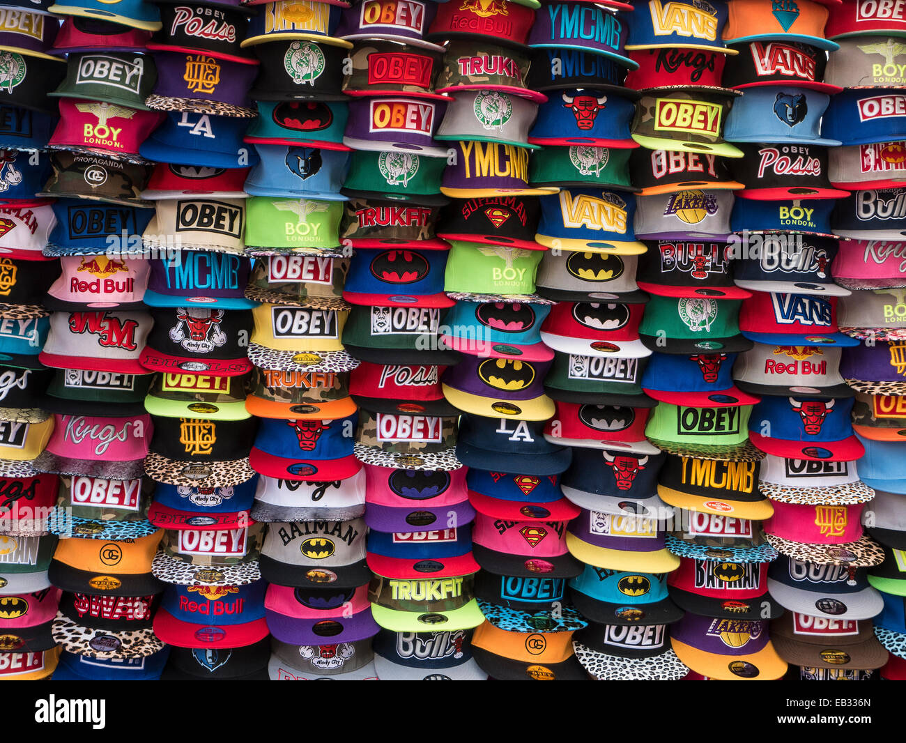Base Ball Caps auf spanischen Marktstand Stockfoto