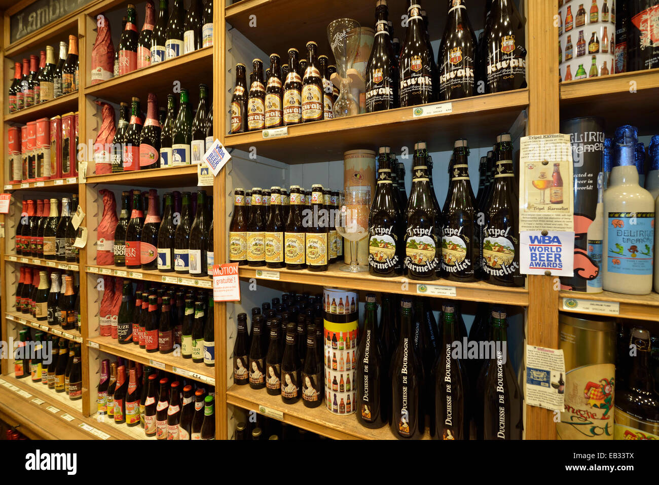 Regal mit verschiedenen Arten von Bier in ein Spirituosengeschäft, Brüssel, Region Brüssel, Belgien Stockfoto