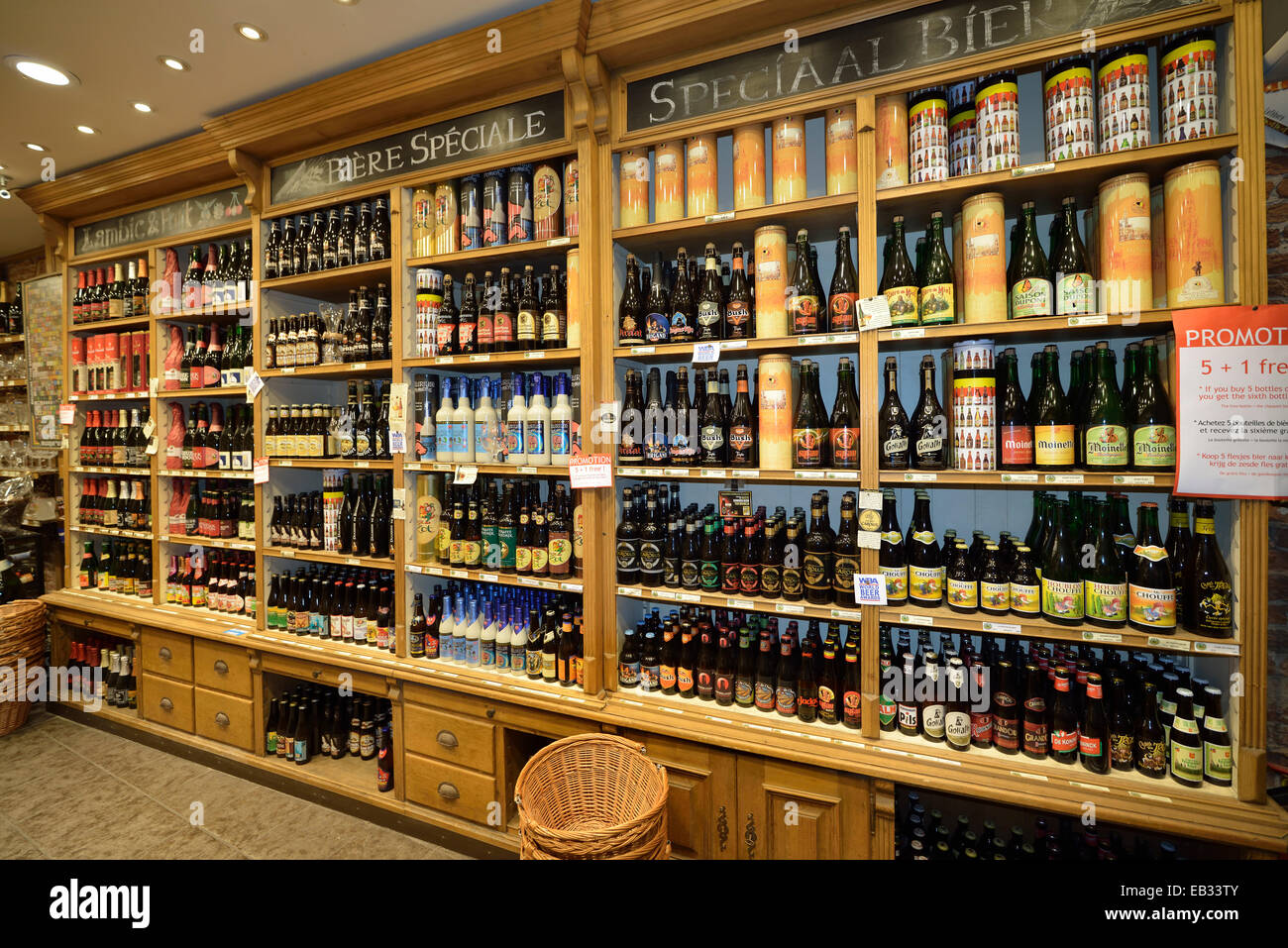 Regal mit verschiedenen Arten von Bier in ein Spirituosengeschäft, Brüssel, Region Brüssel, Belgien Stockfoto