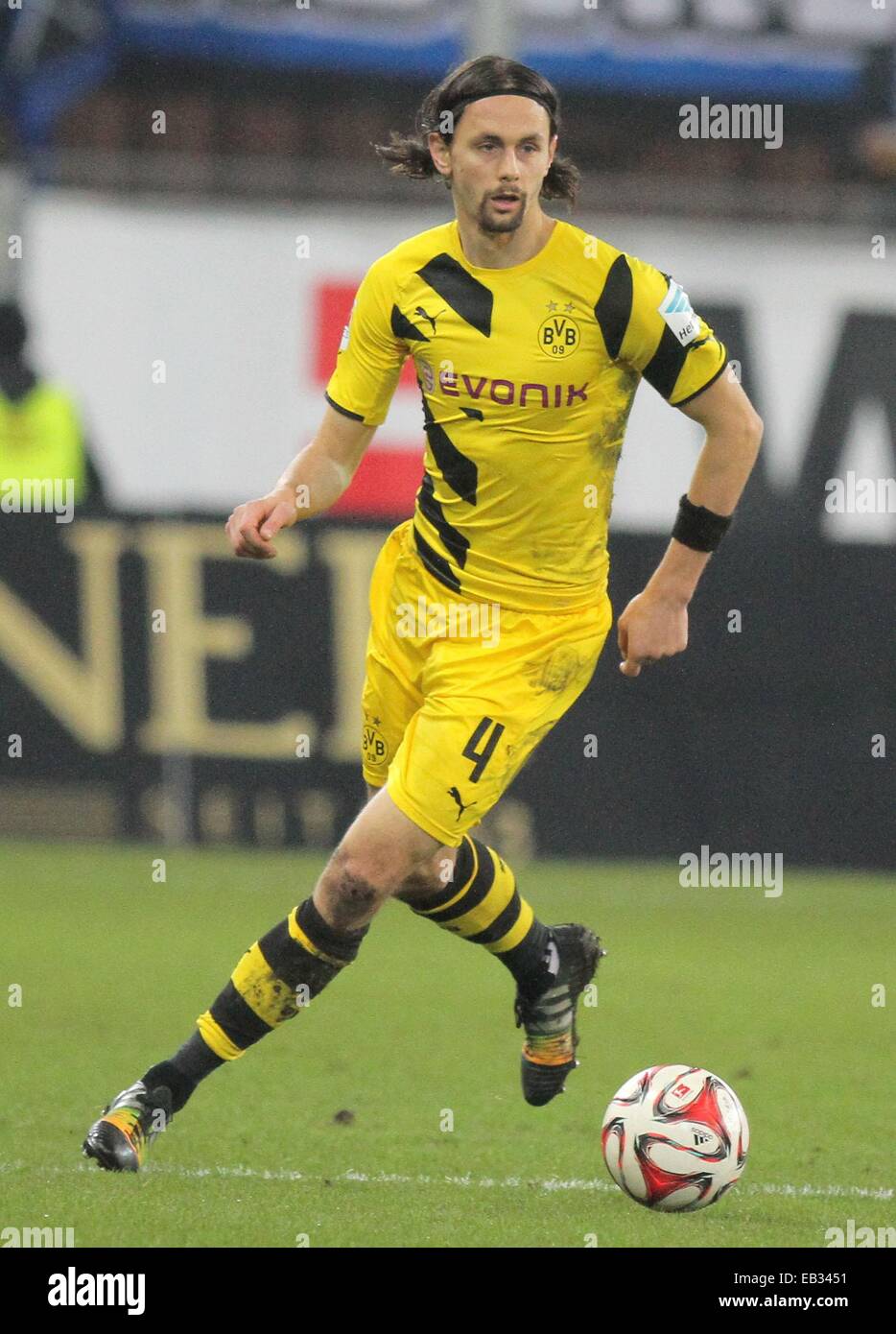 Paderborn, Deutschland. 22. November 2014. Dortmunds Neven Subotic kickt den Ball während des Spiels der deutschen Bundesliga zwischen SC Paderborn und Borussia Dortmund in Benteler Arena in Paderborn, Deutschland, 22. November 2014. Foto: Oliver Krato/Dpa/Alamy Live News Stockfoto