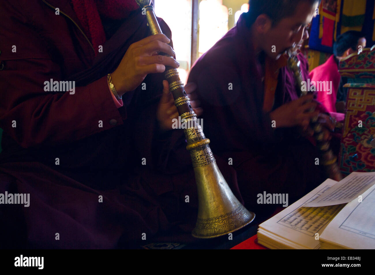 Buddhistische Mönche Sanskrit lesen und spielen Hörner und Flöten im Rahmen einer Feierstunde Tod in einem Privathaus. Stockfoto