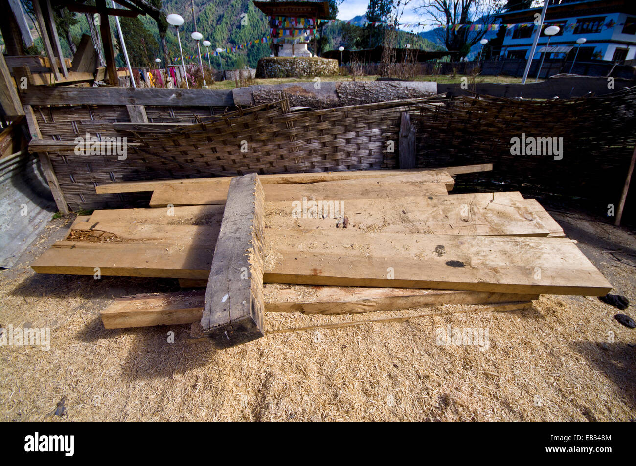 Frisch gesägt Holzbalken umgeben von Sägemehl verwendet werden, um ein buddhistisches Kloster zu renovieren. Stockfoto