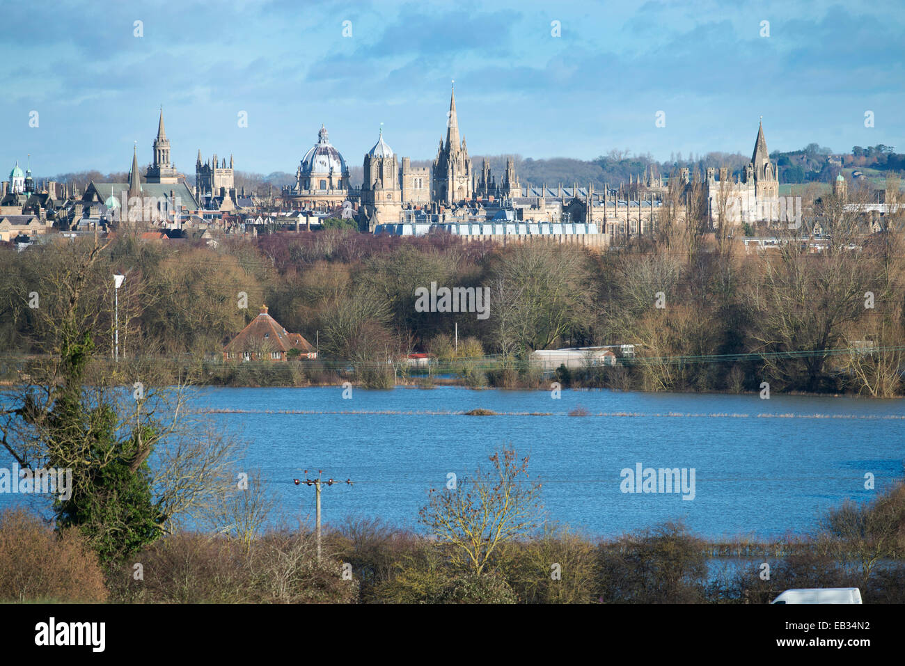 Oxford Universität-die träumenden Turmspitzen mit den Überschwemmungen im Süden westlich von der Stadt Stockfoto