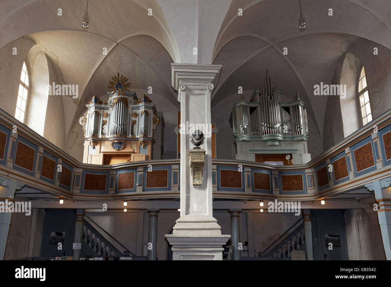 Doppel-Orgel in der St.-Laurentius-Kirche, Rheinsberg, Ostprignitz-Ruppin, Brandenburg, Deutschland Stockfoto