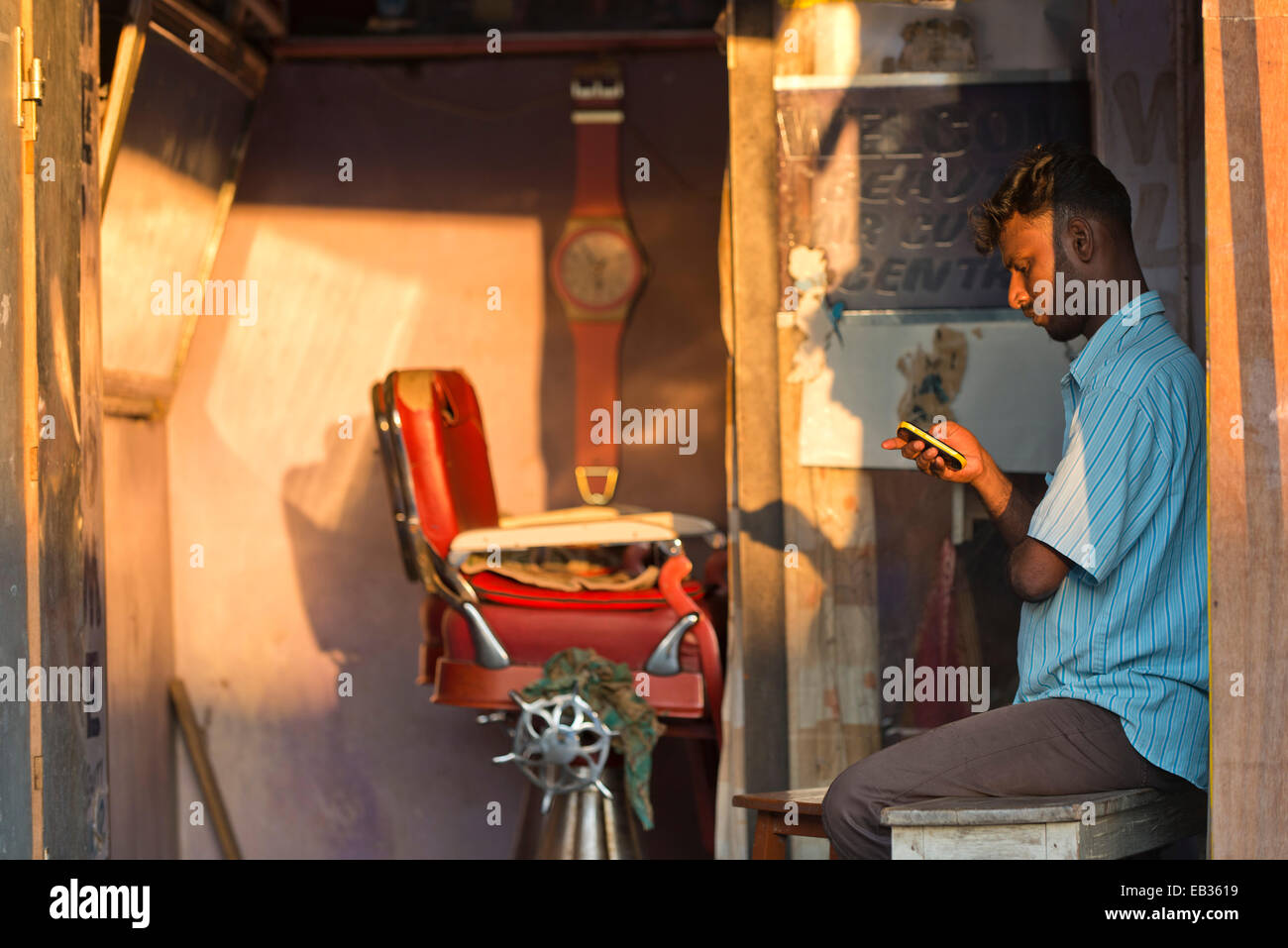 Barbier wartet auf Kunden, Rameswaram, Pamban Insel, Tamil Nadu, Indien Stockfoto