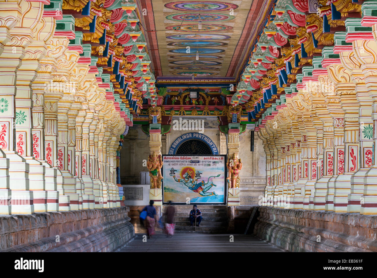 Bunt bemalte Säulen, Ramanathaswami Tempel, Rameswaram, Pamban Insel, Tamil Nadu, Indien Stockfoto