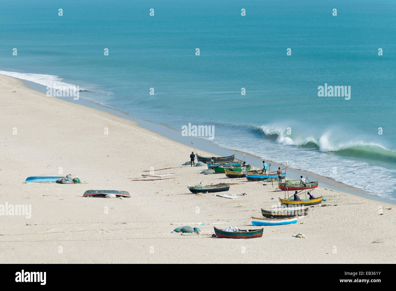 Bunte Fischerboote am Strand, Mukundarayar Chathiram, Luftfahrttechnik, Pamban Insel, Tamil Nadu, Indien Stockfoto