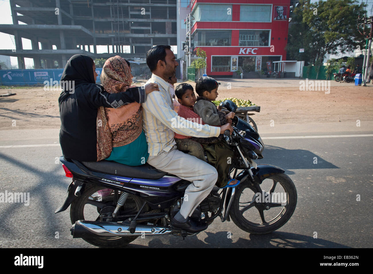 Zwei Frauen, ein Mann und zwei Kindern reiten zusammen auf einem Motorrad, Agra, Uttar Pradesh, Indien Stockfoto