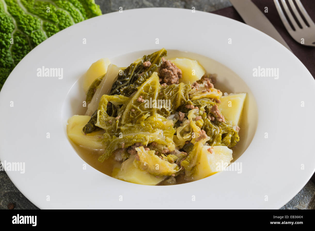 Savoy-Kohl-Eintopf mit Kartoffeln und Hackfleisch. Stockfoto