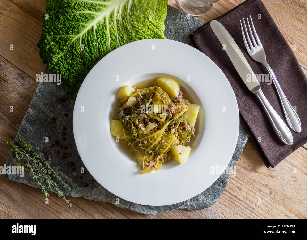 Savoy-Kohl-Eintopf mit Kartoffeln und Hackfleisch. Stockfoto