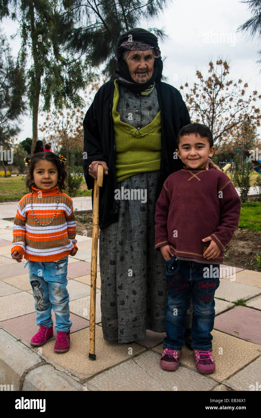 Syrische orthodoxe kurdische Frau mit Tätowierungen auf ihrem Gesicht und ihren Enkeln, Erbil, Provinz Arbil, Irak Kurdistan, Irak Stockfoto