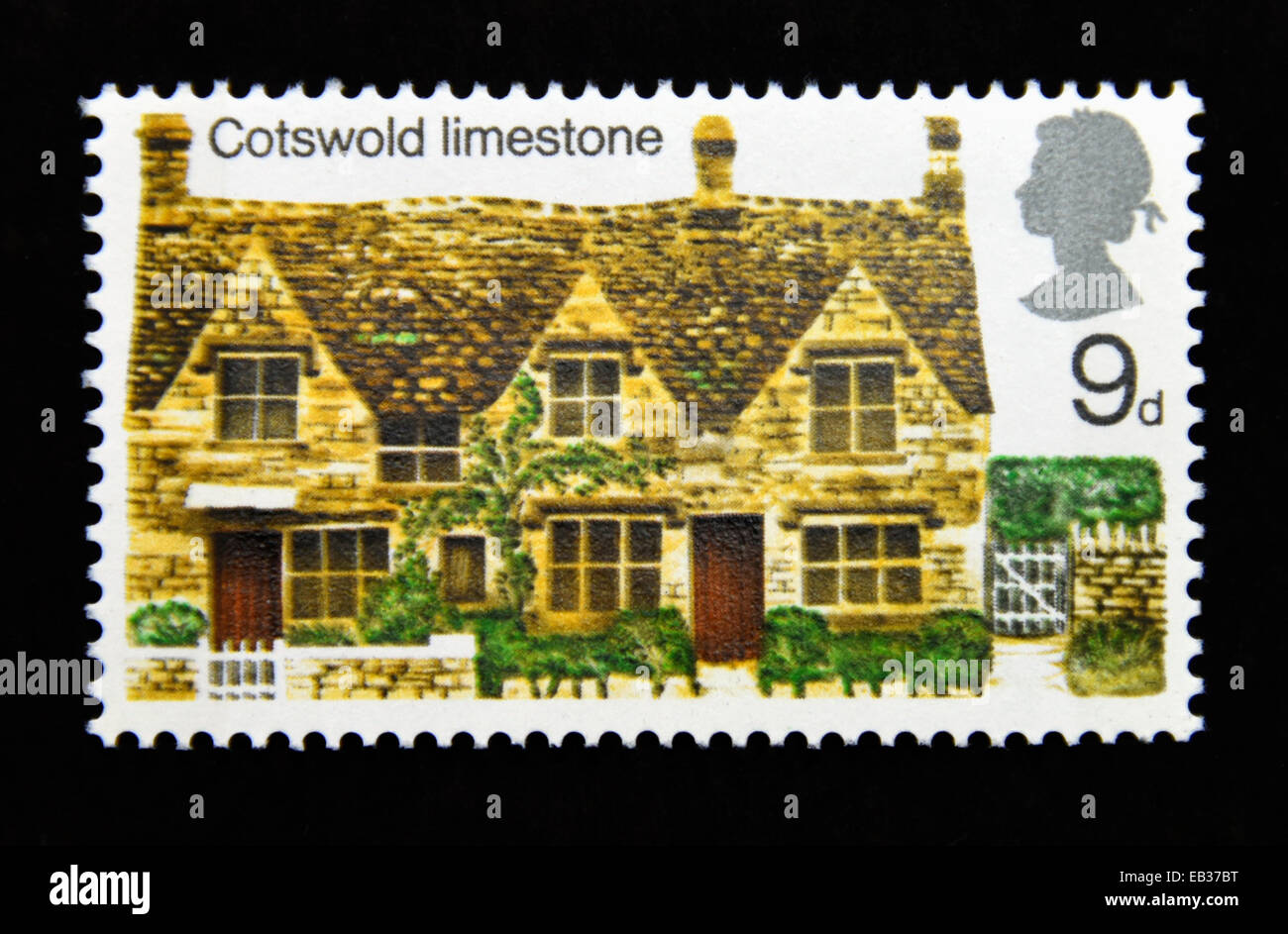 Briefmarke. Great Britain. Königin Elizabeth II. Britische ländlicher Architektur. 1970. Cotswold Kalkstein. 9d. Stockfoto