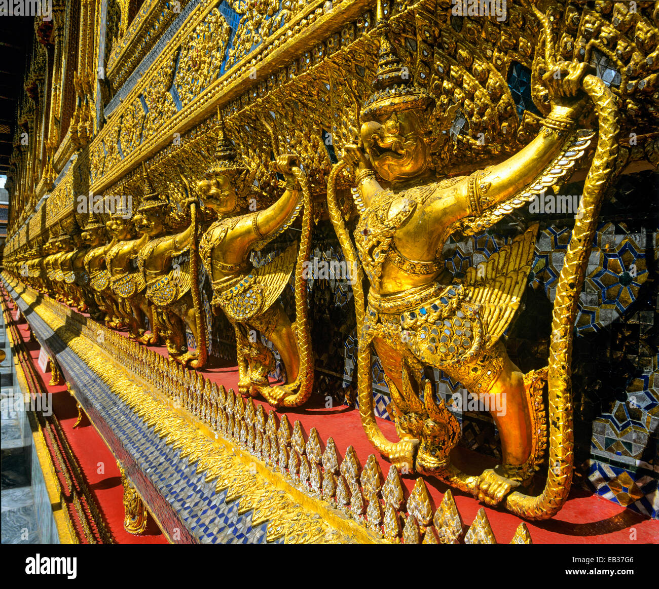 Vergoldete Garudas, vogelähnliche Fabelwesen, Wat Phra Kaeo Tempel, Königspalast, Zentral-Thailand, Bangkok, Thailand Stockfoto