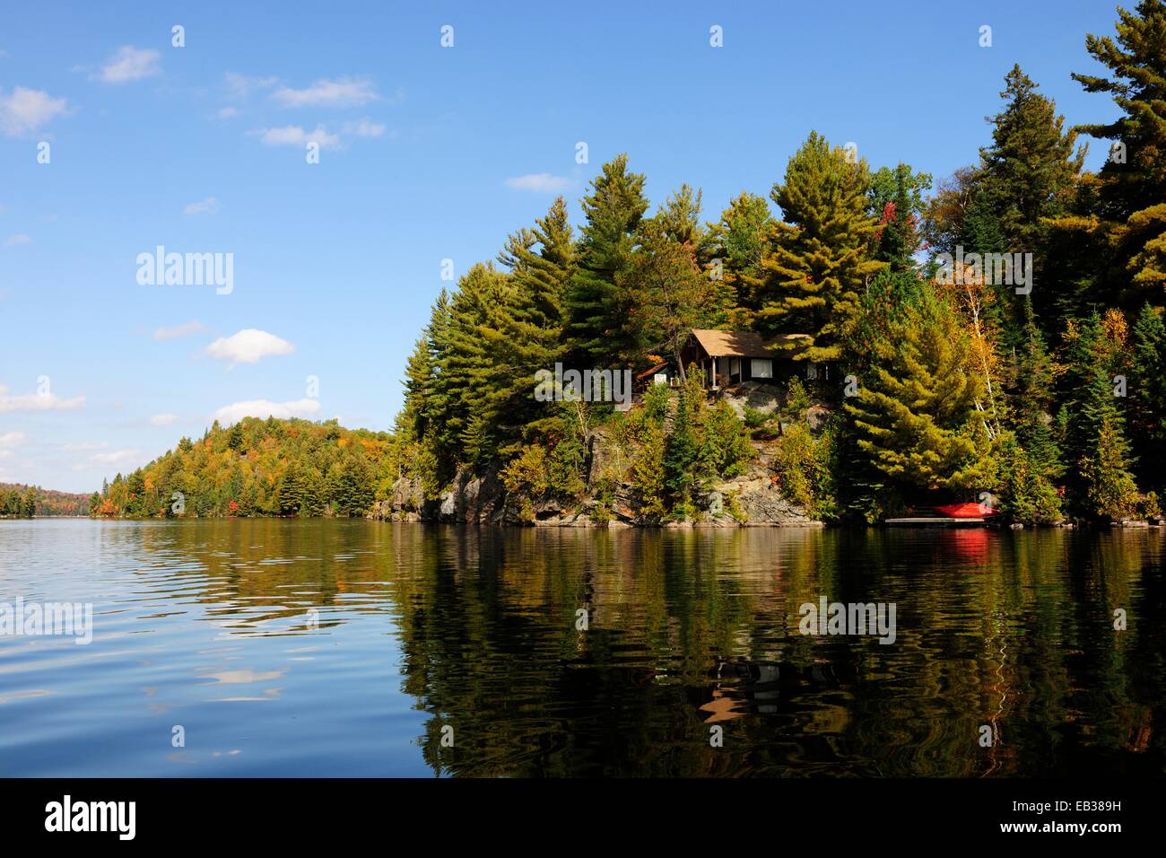 Haus auf einem Felsen umgeben von Wäldern, über Canoe Lake Provinz Algonquin Provincial Park, Ontario, Kanada Stockfoto