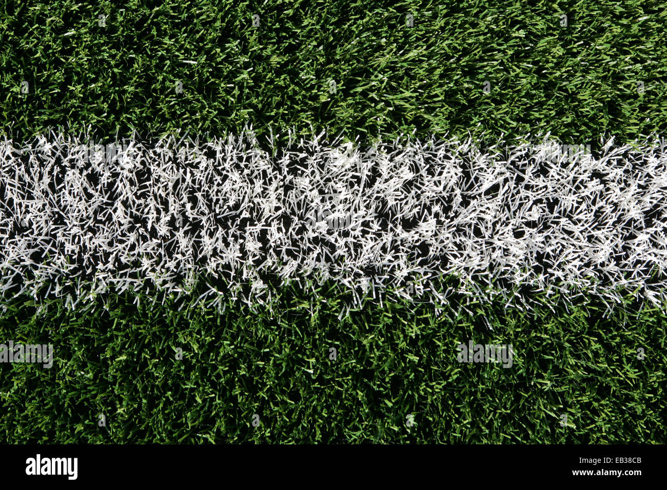 Nahaufnahme von Kunstrasen auf einem Rugby-Training-Feld mit einer weißen Linie. Stockfoto