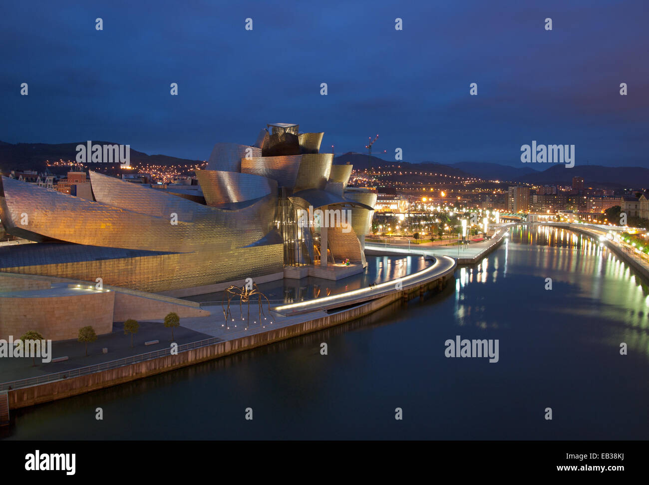 Ein Blick auf das Guggenheim Museum Bilbao und Fluss Nervion in der Nacht. Stockfoto