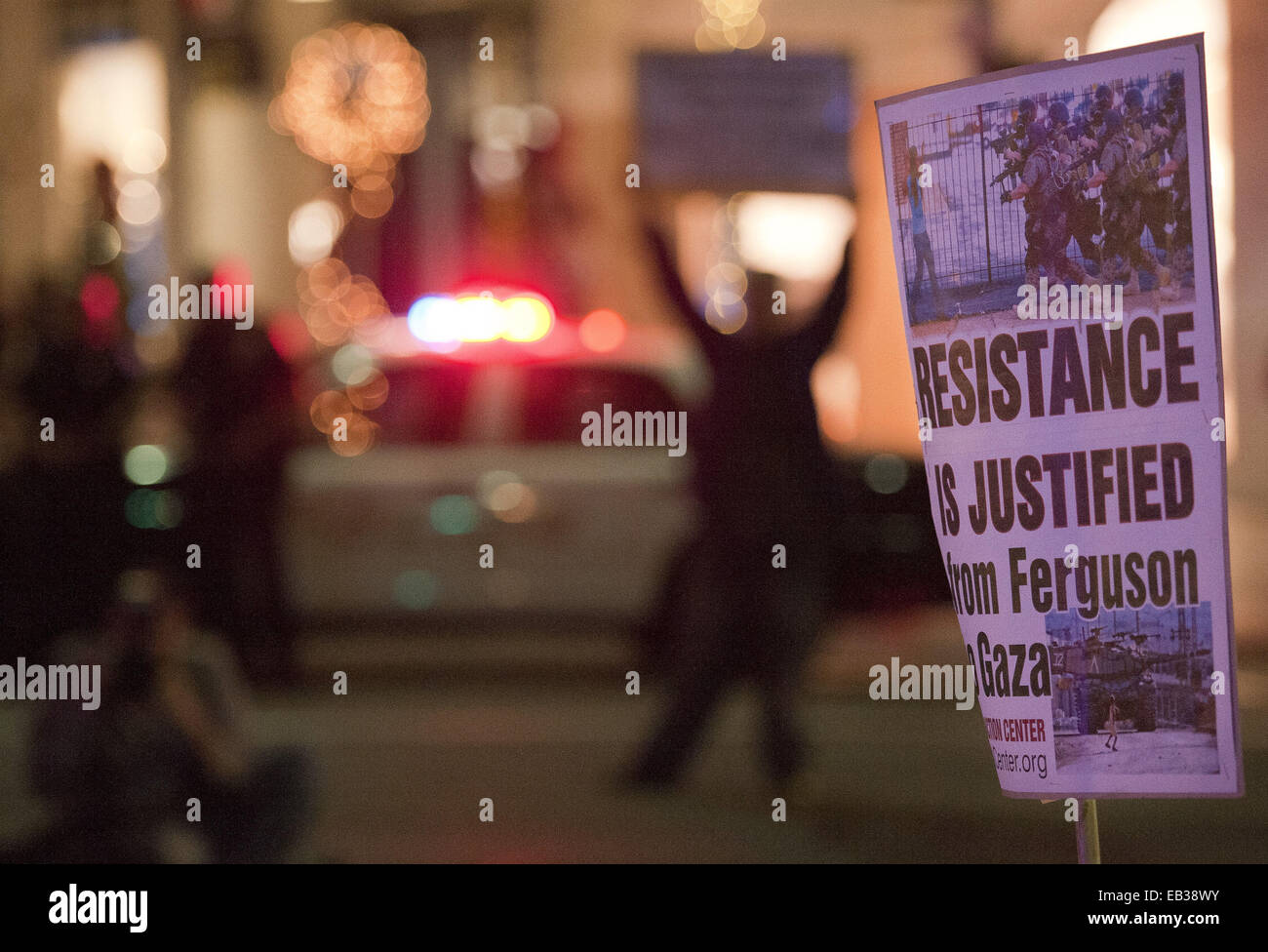 Los Angeles, Kalifornien, USA. 24. November 2014. Ein Pfostenzeichen liest "Widerstand gerechtfertigt ist,", als Demonstranten fertigen ihre Wanderung entlang des Wilshire Drive an der Kreuzung mit Rodeo Drive.Los Angeles, CA---24. November 2014 - Demonstranten auf die Straße in Los Angeles am Montag Abend und frühen Dienstag gingen, wie Ferguson, Missouri Grand Jury angekündigt, dass keine Anklage für Offizier Darren Wilson wegen seiner Verwicklung in den August 9 wäre , 2014 Erschießung von Michael Brown, ein angeblich unbewaffnete 18 jährige geistig Behinderte afroamerikanische Jugend. Mehrere Proteste Gruppen fo Stockfoto