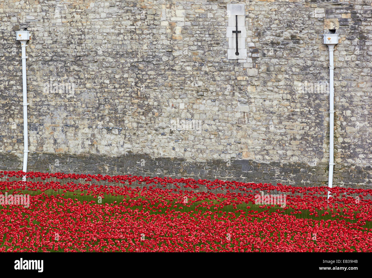 "Blut Mehrfrequenzdarstellung Länder" Installation von Keramik Mohnblumen Tower von London England Europa Stockfoto