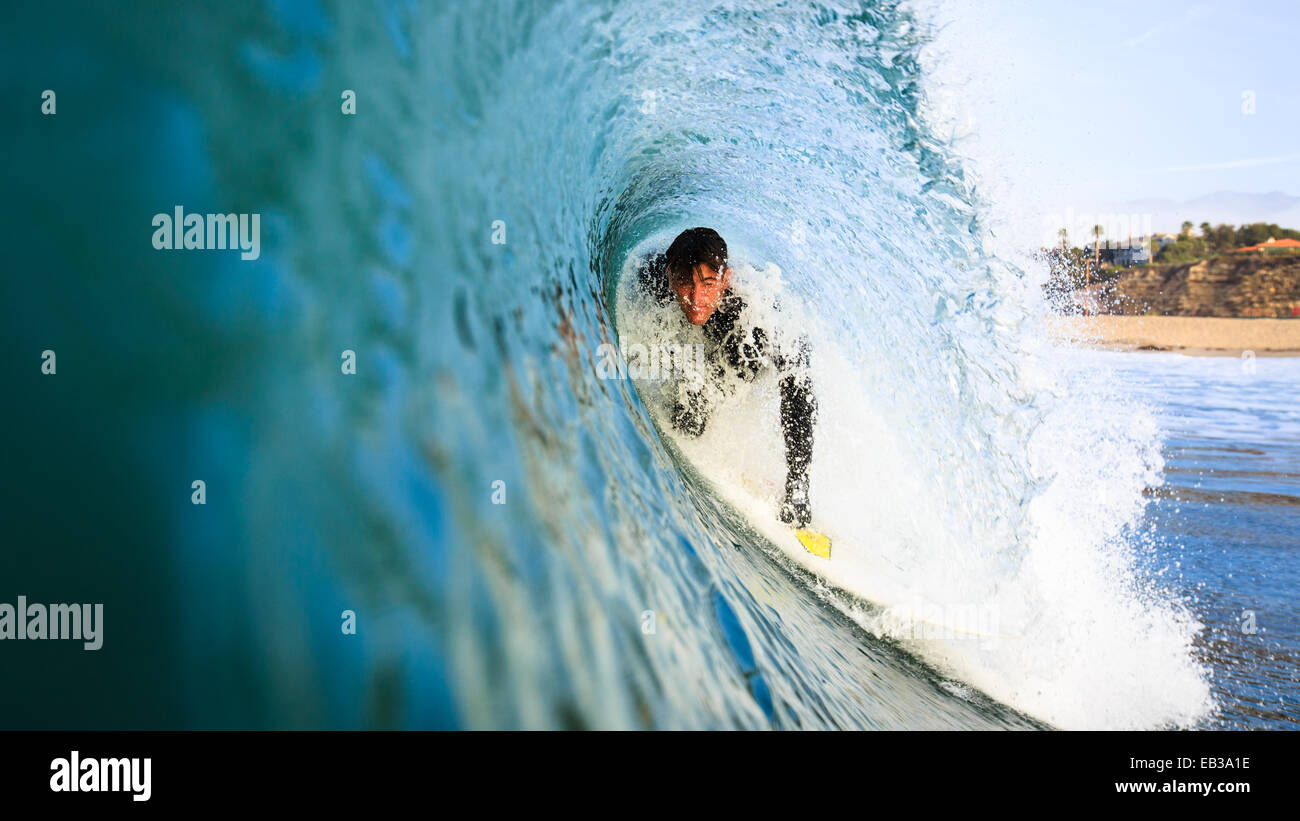 Mann, der eine Faßwelle surft, Malibu, Kalifornien, USA Stockfoto