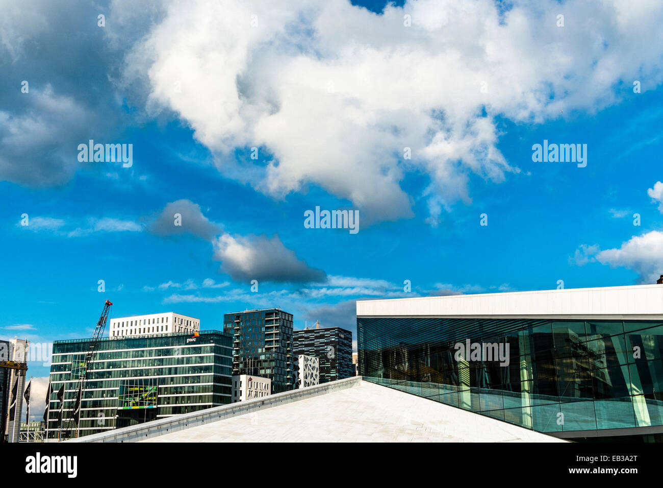 Norwegen, Oslo, Oslo Nationaloper, Teilansicht des Daches mit Hochhäusern im Hintergrund Stockfoto