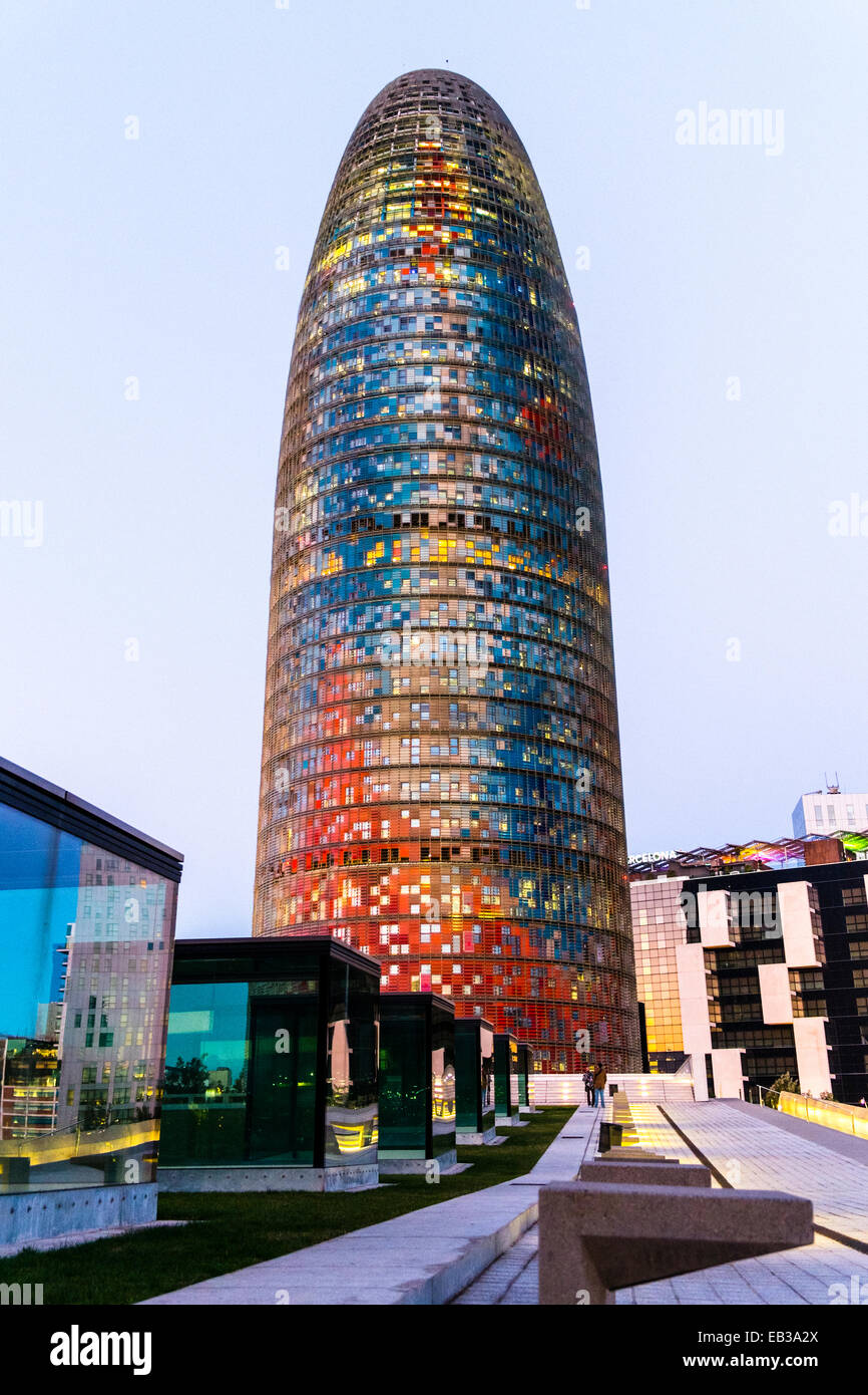Spanien, Barcelona, Poblenou, Street-Level-Ansicht des Torre Agbar Gebäude Stockfoto