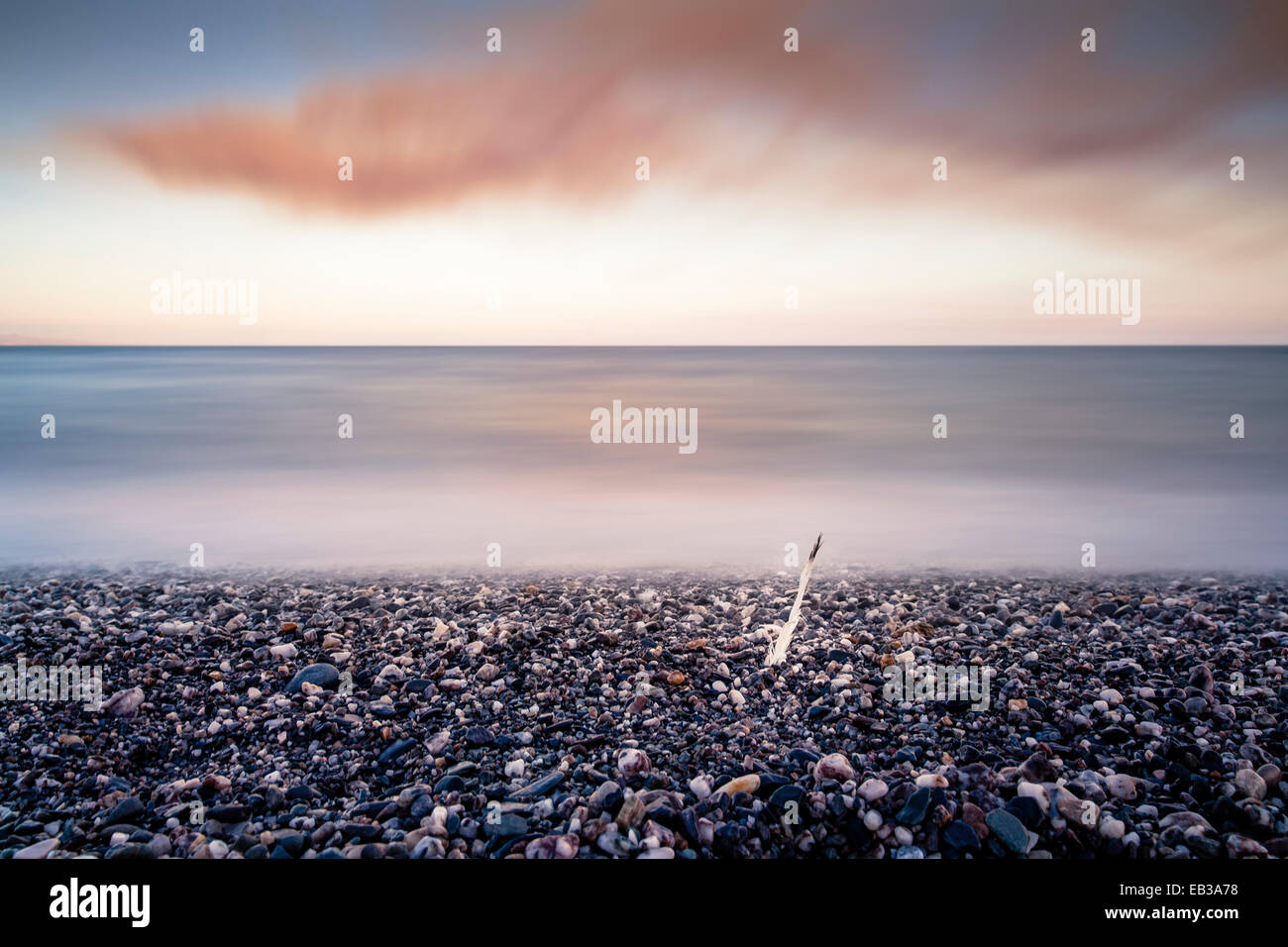 Italien, Sizilien, Provinz von Messina, Messina, Pebble beach und ruhiger See Abend Stockfoto