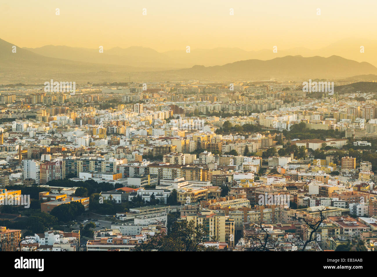Erhöhte Ansicht der Stadt bei Sonnenaufgang, Malaga, Costa del Sol, Andalusien, Spanien Stockfoto