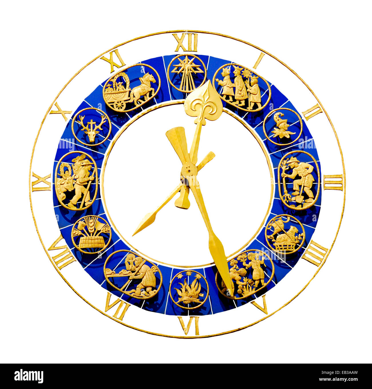 München, Bayern, Deutschland. Dekorative Uhr auf dem Turm des Altes Rathaus / altes Rathaus, Marienplatz. Digital ausgeschnitten Stockfoto