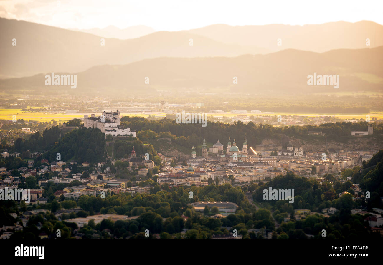Die Skyline der Stadt im Herbst, Salzburg, Österreich Stockfoto